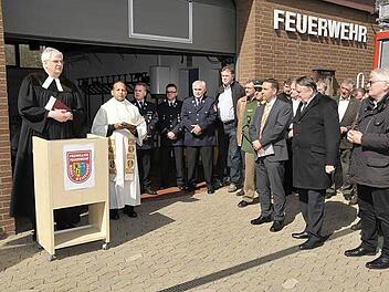 Das Gerätehaus wurde unter Beteiligung von viel Prominenz durch die Pfarrer Thomas Koschitzke und Pfarrer James eingeweiht.  Foto: Roland Meister