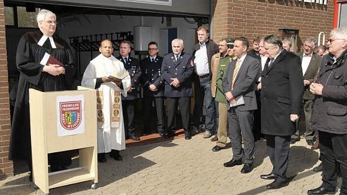 Das Gerätehaus wurde unter Beteiligung von viel Prominenz durch die Pfarrer Thomas Koschitzke und Pfarrer James eingeweiht.  Foto: Roland Meister
