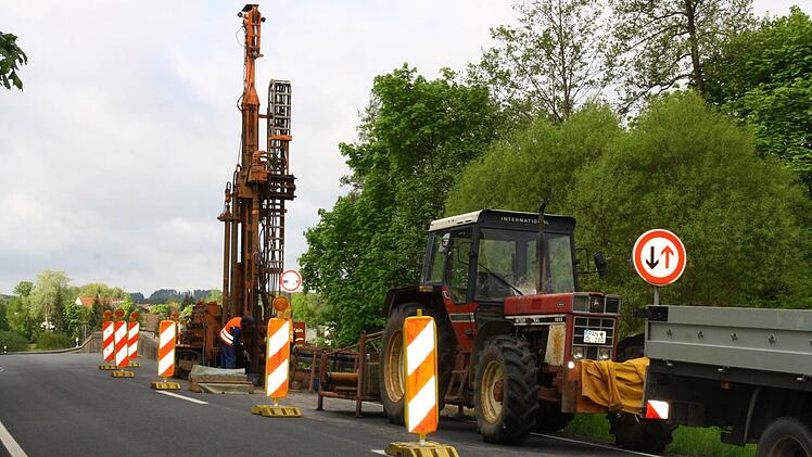 An der Mainbrücke finden zur Zeit Bodenerkundungen statt Foto: Katrin Geyer