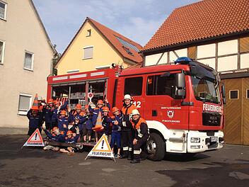 Zahlreiche Übungen konnten 14 Teilnehmer beim JugendfeuerwehrAktionstag in Machtilshausen absolvieren und so die Arbeit der Feuerwehrleute kennenlernen.  Foto: privat