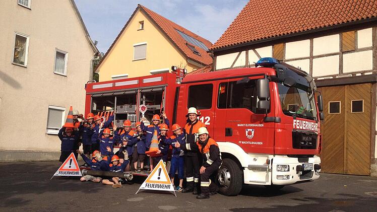 Zahlreiche Übungen konnten 14 Teilnehmer beim JugendfeuerwehrAktionstag in Machtilshausen absolvieren und so die Arbeit der Feuerwehrleute kennenlernen.  Foto: privat