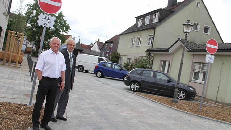 Trotz Verbotsschilder fahren immer wieder Autofahrer verkehrt in Einbahnstraße, beklagen Bürgermeister Helmut Fischer und der geschäftsführende Beamte, Norbert Eiser.