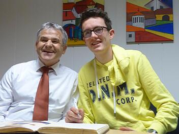 Bürgermeister Ludwig Nagel (l.) strahlt mit Niklas Buchholz um die Wette. Foto: Pauline Lindner