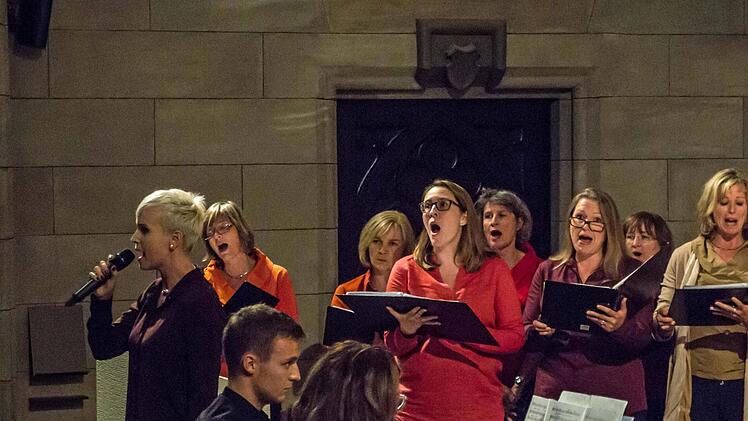 Ein Benefizkonzert mit dem Chor Unerhört lockte zahlreiche Zuhörer an.Foto: Jochen Berger