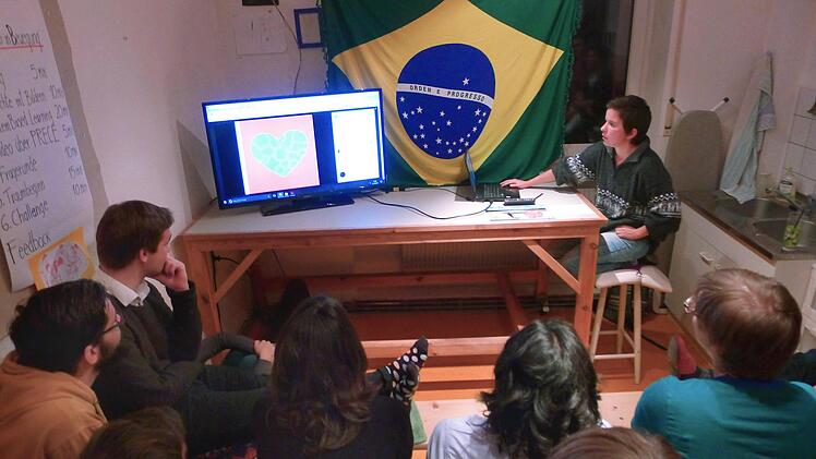 Gruppenabend: Hier stellt Julia Hildmann die Arbeit der brasilianischen Bildungsbewegung Prece vor. Foto: Clemens Wieban