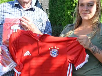 Dieter Wolf und Stephanie Rempel zeigen eines der Trikots, das für Mädchen Fußballmannschaft in Kenia gedacht ist. Rainer Lutz