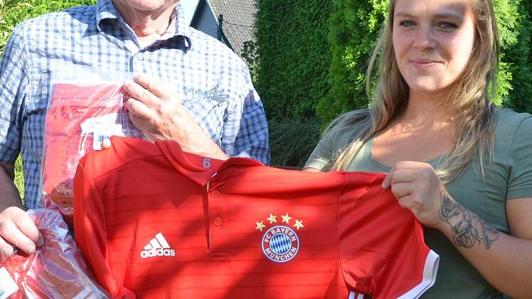 Dieter Wolf und Stephanie Rempel zeigen eines der Trikots, das für Mädchen Fußballmannschaft in Kenia gedacht ist. Rainer Lutz