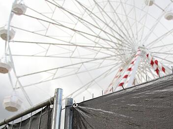 Die Polizei hat das Riesenrad auf dem Gelände des Open Beatz Festivals bei Herzogenaurach,  auf dem am Samstag ein Gast tödlich verunglückt war, gesperrt.  Momentan sei weder von technischem Versagen  noch von Einwirkungen Dritter auszugehen.  Foto: Christian Bauriedel