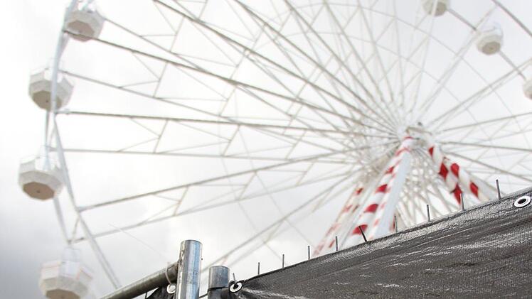 Die Polizei hat das Riesenrad auf dem Gelände des Open Beatz Festivals bei Herzogenaurach,  auf dem am Samstag ein Gast tödlich verunglückt war, gesperrt.  Momentan sei weder von technischem Versagen  noch von Einwirkungen Dritter auszugehen.  Foto: Christian Bauriedel