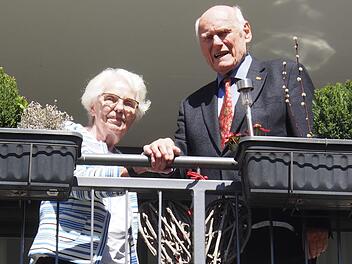 Elisabeth und Winfried Benner blicken auf 60 Ehejahre zurück. Sie begehen die Diamantene Hochzeit am 29. April.  Foto: Bianca Volkert