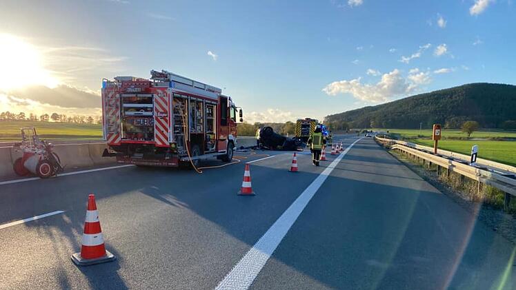 Unfall auf A70 bei Neudrossenfeld: Auto &uuml;berschl&auml;gt sich mehrfach - und ger&auml;t in Brand