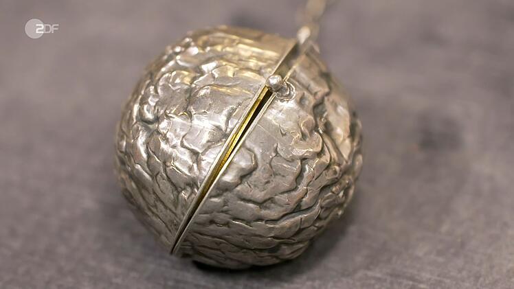 Die silberne Nussdose mit Foto, Riechsalz, Puderquaste und einem Spiegel aus der Zeit zwischen 1890 und 1900 bewertete die Expertin mit 150 bis 180 Euro.