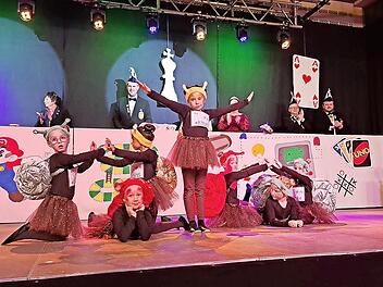 Die Kinder der Purzelgarde des FCSH Ebenhausen tanzten als kleine Schnecken &uuml;ber die B&uuml;hne.