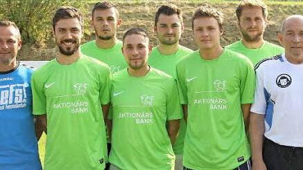 Die sechs Neuen des ATS. Von links: Trainer Armin Eck, Alexander Günther, Christian Auer, Benedikt Maiser, Max Schuberth, Jan Buchta, Marcell Münch und Spielleiter Peter Schwarzmeier. Foto: Monika Limmer