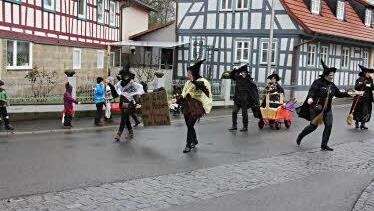 Süße Mohrenköpfe von adretten Hexen. Die Damen des CSU-Ortsverbandes mit ihrer "Oberhexe" Birgit Finzel, versüßten das triste Wetter beim Faschingszug. Foto: Helmut Will