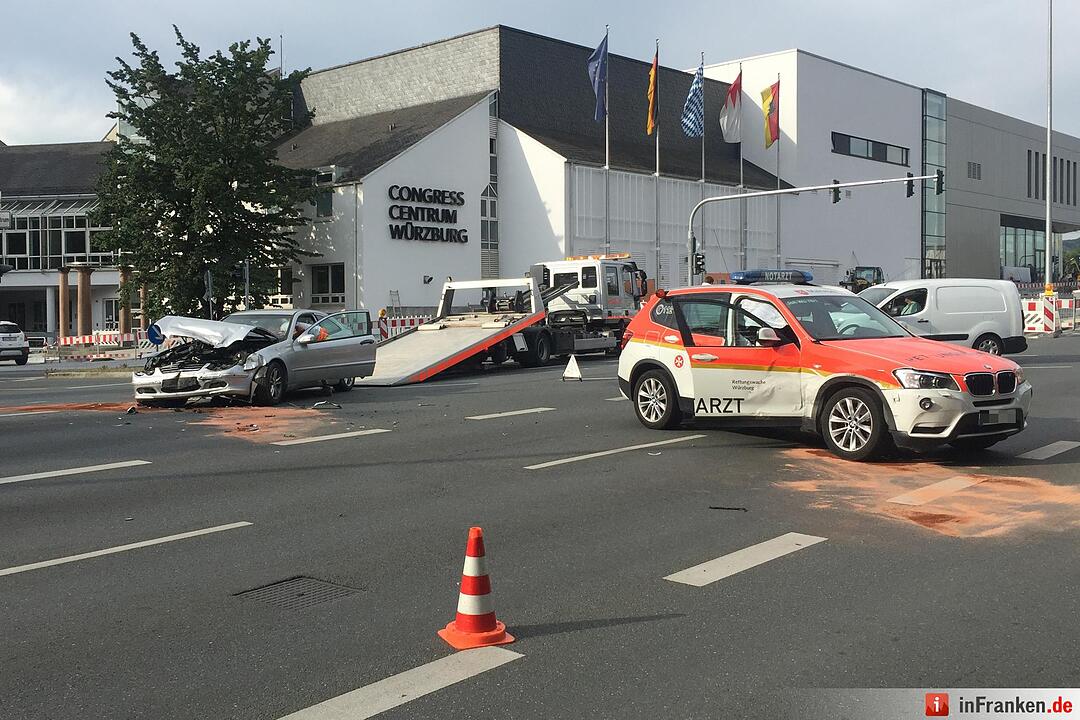 Notarztwagen verunglückt auf Einsatzfahrt