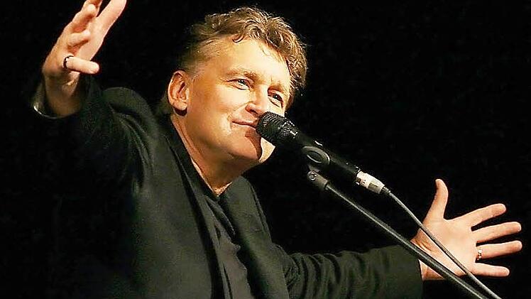 Raumgreifend: Rainhard Fendrich beherrscht auch die großen Gesten immer noch.