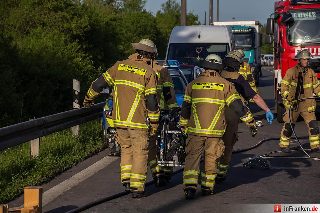 Schwerer Unfall in Fürth: Kleintransporter kracht in Kehrfahrzeug