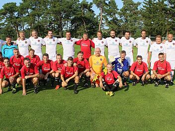 Prominenter Auflauf auf dem Sportgelände des FC Neubrunn. Zu seinem 50. Geburtstag beschenkte sich Horst Derra (vorne sitzend) selbst mit einem tollen Fußballspiel zwischen seinem "Dream Team" (rote Trikots) und der Traditionself des 1. FC Nürnberg, unter anderem mit dem ehemaligen Kapitän Andi Wolf (hinten, Dritter von links) und Martin Schneider (Zweiter von rechts). Fotos: rn