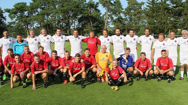 Prominenter Auflauf auf dem Sportgelände des FC Neubrunn. Zu seinem 50. Geburtstag beschenkte sich Horst Derra (vorne sitzend) selbst mit einem tollen Fußballspiel zwischen seinem "Dream Team" (rote Trikots) und der Traditionself des 1. FC Nürnberg, unter anderem mit dem ehemaligen Kapitän Andi Wolf (hinten, Dritter von links) und Martin Schneider (Zweiter von rechts). Fotos: rn