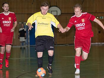 Der VfR Johannisthal (rote Trikots) und der SV Steinwiesen haben die Zwischenrunde der Hallenmeisterschaft bei den Herren erreicht. Das direkte Duell gewann der VfR mit 2:1. Foto: Heinrich Weiß