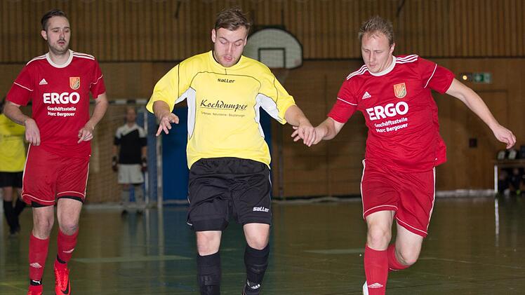 Der VfR Johannisthal (rote Trikots) und der SV Steinwiesen haben die Zwischenrunde der Hallenmeisterschaft bei den Herren erreicht. Das direkte Duell gewann der VfR mit 2:1. Foto: Heinrich Weiß