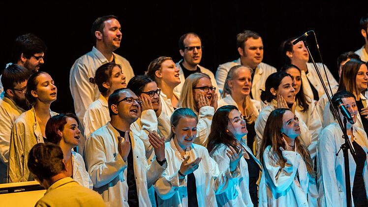 Impressionen vom Auftritt des Hochschulchores "Die Klangfänger" und der Hochschul-Bigband im Coburger KongresshausFoto: Jochen Berger