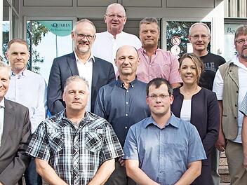Die SÜC Energie und H2O GmbH sowie der CEB verabschiedeten und zeichneten Mitarbeiter aus. SÜC-Geschäftsführer Wilhelm Austen (links) würdigte die Verdienste seiner Mitarbeiter.  Foto: privat
