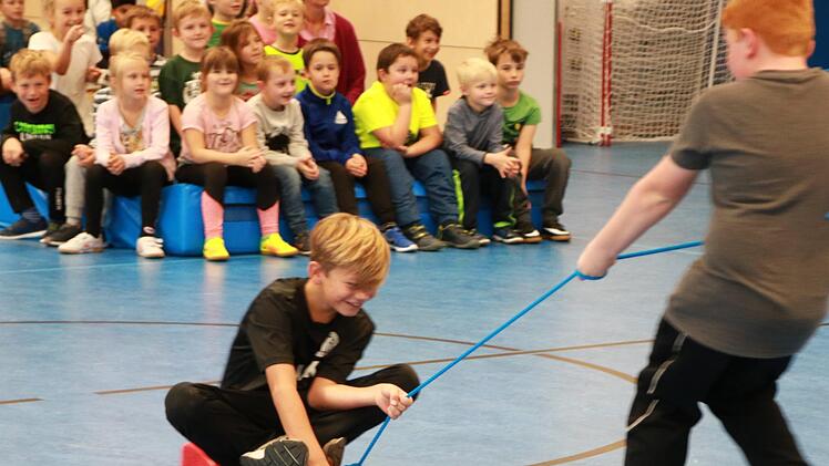 Sportliche Einlagen  zeigten  die Schüler bei  der Übergabefeier der neuen Turnhalle. Foto: Klaus Klaschka