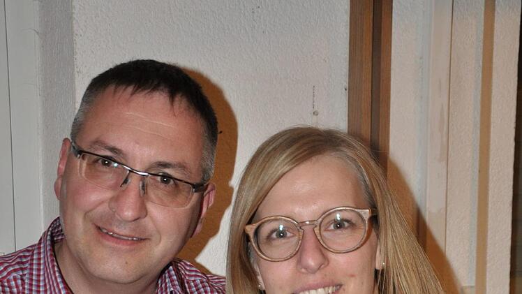 Dirk Knüttel und Katja Büttner wurden für 25- jährige Mitgliedschaft beim SC Motten mit der Vereinsurkunde geehrt. Foto Petra Heurich