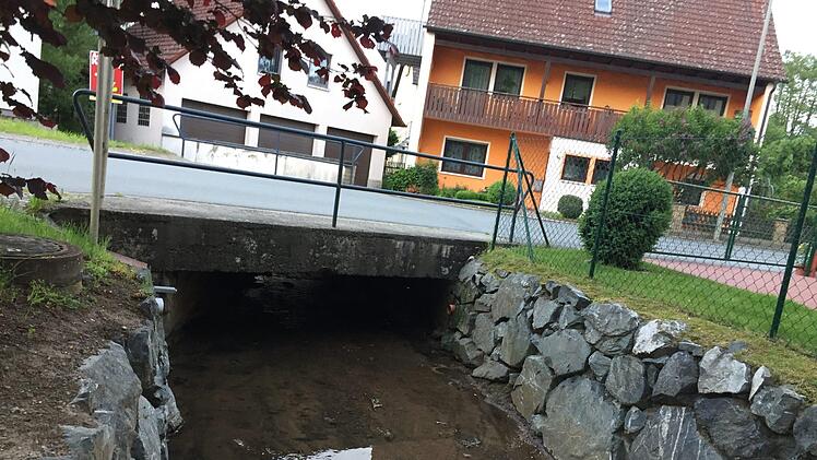 Die Brücke im Ort ist in keinem guten Zustand mehr. Foto: Jürgen Gärtner