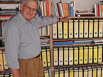 Kreisheimatpfleger Günter Lipp in seinem wohlsortierten Archiv mit knapp 160 Leitz-Ordnern, darunter allein 63 über die Stadt Ebern. "Ohne Ordnung geht es nicht", sagt der ehemalige Schulmeister.  Foto: Helmut Will