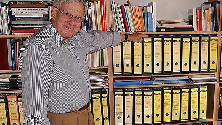 Kreisheimatpfleger Günter Lipp in seinem wohlsortierten Archiv mit knapp 160 Leitz-Ordnern, darunter allein 63 über die Stadt Ebern. "Ohne Ordnung geht es nicht", sagt der ehemalige Schulmeister.  Foto: Helmut Will
