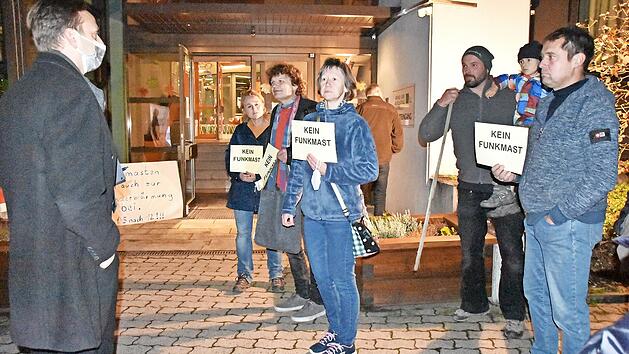 Bürgermeister Robert Bosch stellte sich vor der Gemeinderatssitzung den Wüstenbuchauer Mastgegnern.