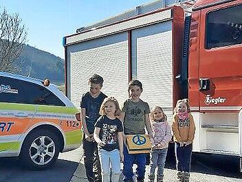 Freuen sich &uuml;ber den erfolgreichen Kuchenverkauf bei der Feuerwehr: Tim Ettert, Leni Schaupp, Max B&uuml;ttner, Lara B&uuml;ttner und Julia B&uuml;ttner.