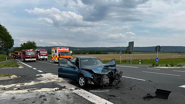 Schwerer Verkehrsunfall auf B22: Mindestens acht Personen verletzt