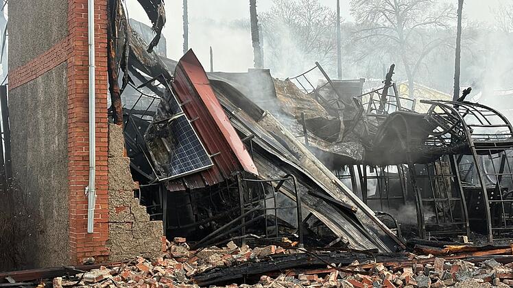 Gro&szlig;einsatz der Feuerwehr bei Lagerhallenbrand bei Ebern