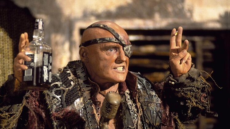 Der grausame Deacon (Dennis Hopper) ist Anf&uuml;hrer der Smokers, einer r&uuml;cksichtslosen Bande von Banditen.