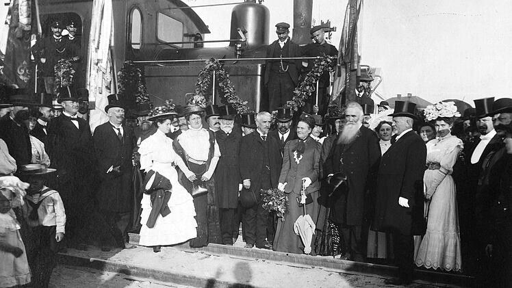 1887 entstand dieses Foto, das den Königlichen Kommerzienrat Hermann Limmer (vorne, Zweiter von rechts) am Kulmbacher Bahnhof mit Prinzregent Luitpold von Bayern (Mitte) und seinem Gefolge zeigt.