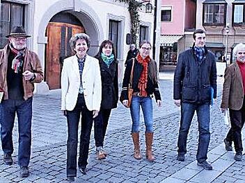 Harald Fischer (rechts), Leiter des Tourismus- und Kulturamtes der Stadt Lichtenfels, und Bürgermeisterin Bianca Fischer (Zweite von links), begrüßten die neuen Stadtführer, Günter Lutz, Gertrud Püls, Laura Krug und Jerry Paramo (von links). Foto: Ramona Popp