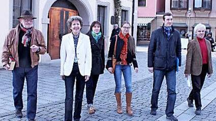 Harald Fischer (rechts), Leiter des Tourismus- und Kulturamtes der Stadt Lichtenfels, und Bürgermeisterin Bianca Fischer (Zweite von links), begrüßten die neuen Stadtführer, Günter Lutz, Gertrud Püls, Laura Krug und Jerry Paramo (von links). Foto: Ramona Popp