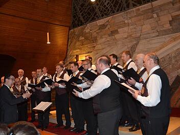 Engagement und Leidenschaft zum Singen spielen bei der Sängervereinigung "Edelweiß" Windheim seit Jahrzehnten eine große Rolle. Mi ihrem neuen Dirigenten Markus Häßler haben sie einen würdigen Nachfolger für Raimund Trebes gefunden, der über fünf Jahrzehnte den Männerchor prägte.  Foto: Karl-Heinz Hofmann