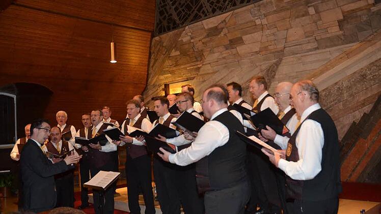 Engagement und Leidenschaft zum Singen spielen bei der Sängervereinigung "Edelweiß" Windheim seit Jahrzehnten eine große Rolle. Mi ihrem neuen Dirigenten Markus Häßler haben sie einen würdigen Nachfolger für Raimund Trebes gefunden, der über fünf Jahrzehnte den Männerchor prägte.  Foto: Karl-Heinz Hofmann