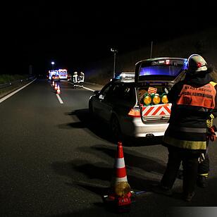 Fußgänger auf A93 von Lkw erfasst