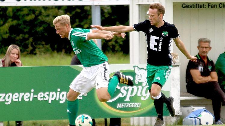 Der Sander Stefan Nöthlein (links) muss sich den Ammerthaler Thoma Schneider vom Leib halten.