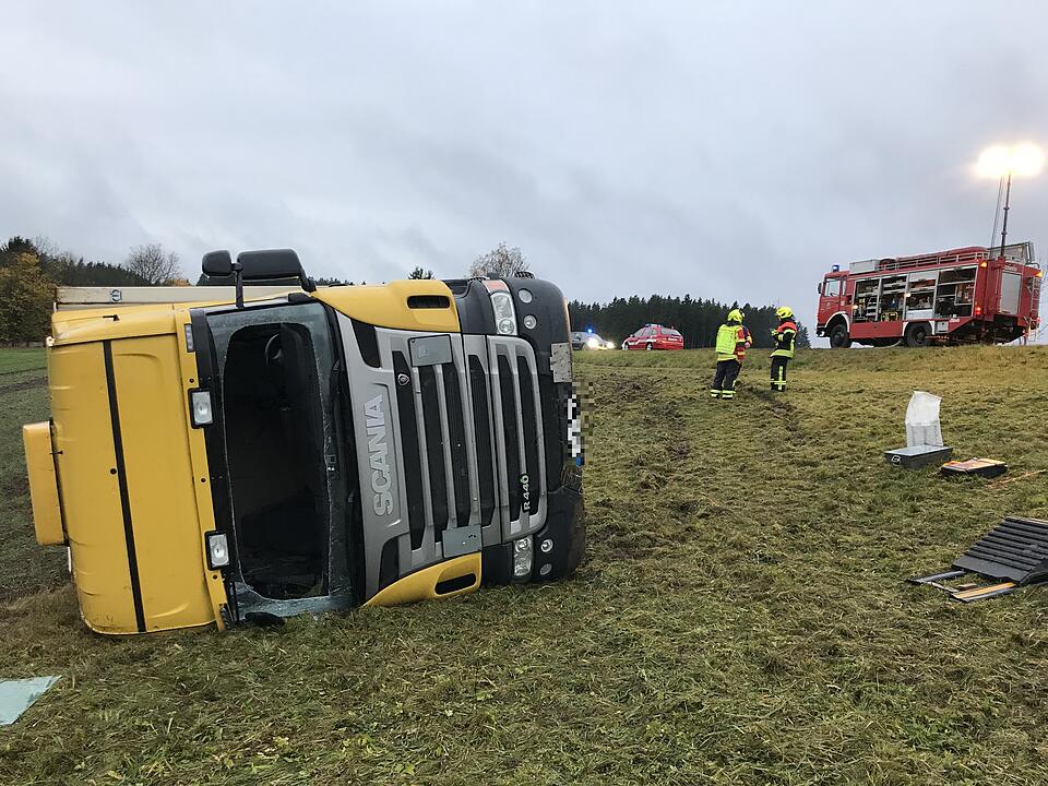 Lkw in Oberfranken kippt um - Fahrer eingeklemmt