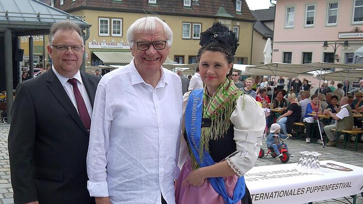 Joachim Sauer (Mitte), der  sich nach  jahrelanger Pause erst heuer wieder mit Kulturbürgermeister Martin Stingl und Corinna Röttger beim Puppenfestival zeigte, ist völlig überraschend im Alter von 82 Jahren gestorben.Berthold Köhler
