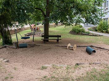 Im Garten des Kindergartens Untertheres soll unter anderem der Platz am Sitzbereich (hinten) gepflastert und dort ein Wasserspielbereich angelegt werden. Dem sollen sich ein neuer Sandkastenbereich mit einer kleinen Spielhütte und ein Kletterturm mit Rutsche anschließen. Ulrike Langer