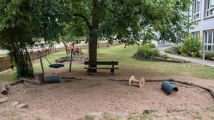 Im Garten des Kindergartens Untertheres soll unter anderem der Platz am Sitzbereich (hinten) gepflastert und dort ein Wasserspielbereich angelegt werden. Dem sollen sich ein neuer Sandkastenbereich mit einer kleinen Spielhütte und ein Kletterturm mit Rutsche anschließen. Ulrike Langer
