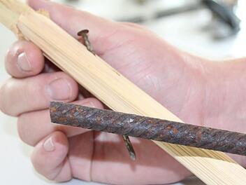 Diese N&auml;gel und Metallstangen fand vor zwei Wochen  ein Landwirt in seinem Maisfeld bei Lappach. Christian Bauriedel/Archiv